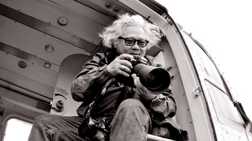 Gã đầu bạc bay qua những cơn mưa