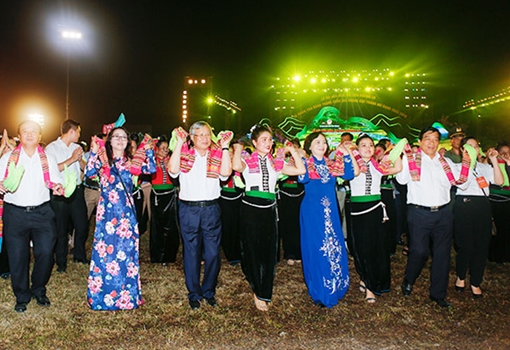 Vòng xòe đêm hội