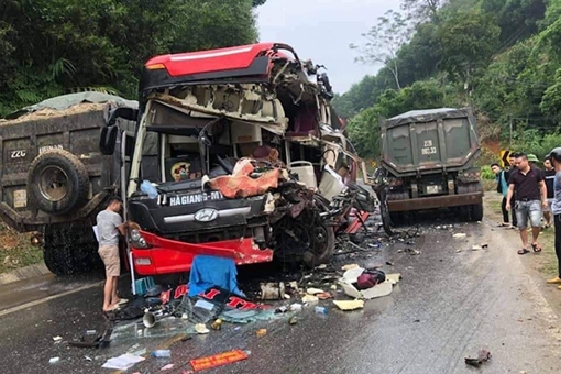 Xe khách va chạm xe ben, nhiều người nhập viện