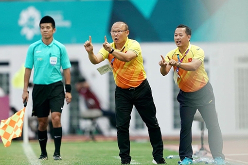 Phiên dịch viên - người đứng sau thành công của Park Hang-seo và Nishino Akira