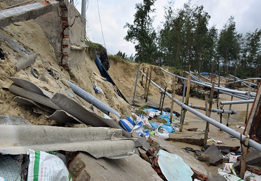 Sạt lở đe dọa bờ biển Cửa Lở