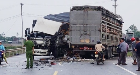 Hai xe tải đấu đầu, 4 người bị thương nặng