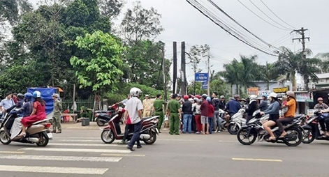 Người phụ nữ bán bánh mì gục chết trên vỉa hè