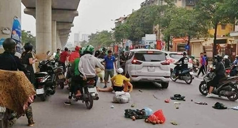 Ba phụ nữ nhập viện vì ô tô mất lái trên đường Hồ Tùng Mậu