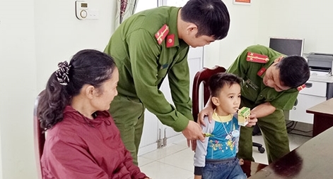 Giúp cháu nhỏ bị lạc về với gia đình