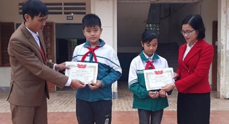 Hai học sinh lớp 7 nhặt được ví tiền trả lại người đánh rơi