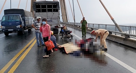 Ô tô tải va chạm xe máy trong cơn mưa, một người tử vong