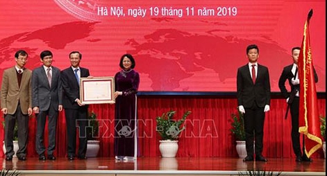 Ủy ban Nhà nước về người Việt Nam ở nước ngoài đón nhận phần thưởng cao quý