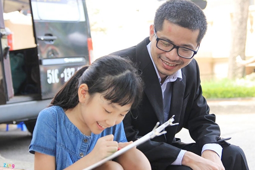 Người "cõng sách" xuyên Việt đến với trẻ em nghèo