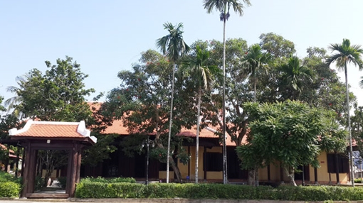 Đò đưa sông Vệ nghênh ngang...