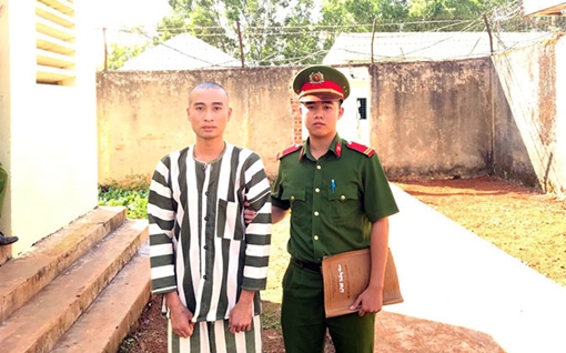 Chia tiền thắng bạc không đều, rủ nhau đi cướp 