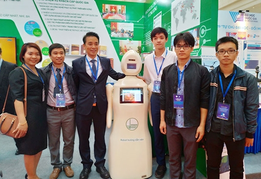 Robot “made in Việt Nam” phục vụ trong bệnh viện, siêu thị