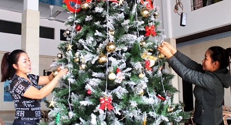 Sôi động các dịch vụ, ông già Noel 'chạy show' dịp Giáng sinh 2019