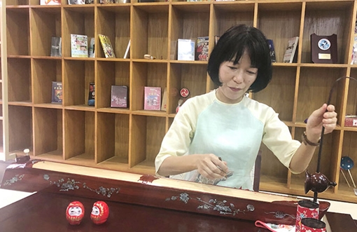 Nữ giảng viên Nhật mê áo dài và đàn bầu Việt Nam