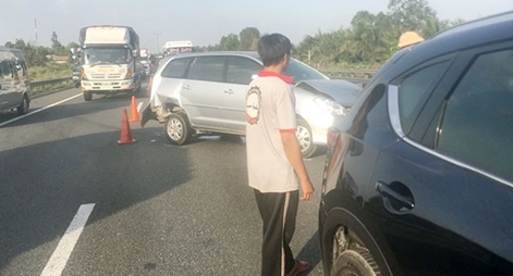 Va chạm liên hoàn trên cao tốc TP Hồ Chí Minh– Trung Lương