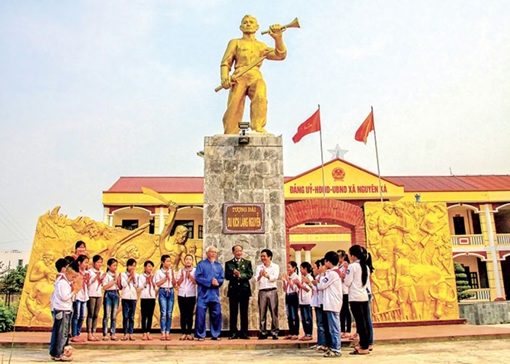 Về làng Nguyễn nghe kể sử, ăn bánh cáy, xem rối nước