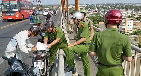 Người đàn ông bỏ xe nhảy xuống sông Tiền mất tích sáng 29 Tết