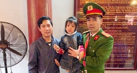 Bị lạc tại Văn Miếu, bé gái tìm đến chú công an