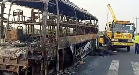 Xe giường nằm bị cháy rụi trên cao tốc TPHCM – Trung Lương