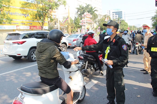 Công việc thầm lặng của những chiến sĩ trong chiến dịch phòng chống dịch virus Corona 