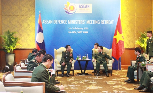 Bộ trưởng Ngô Xuân Lịch gặp gỡ song phương các bộ trưởng Bộ Quốc phòng