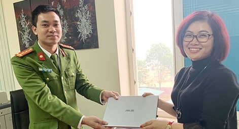 Niềm vui của người phụ nữ được trao trả chiếc lap top bị mất trộm