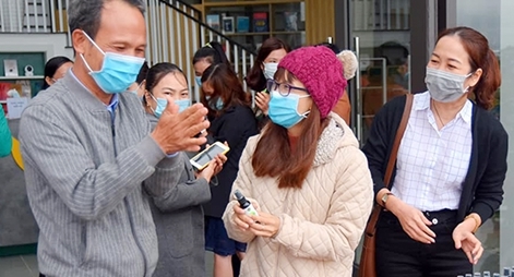 Cô giáo sáng chế nước rửa tay sát khuẩn tặng người dân