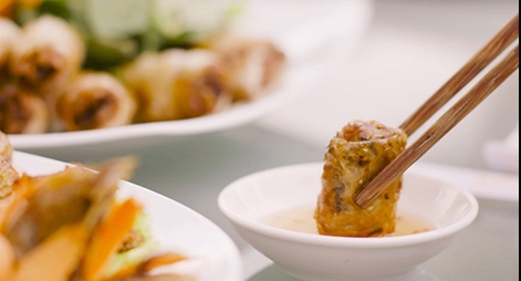 Cần thay đổi thói quen dùng chung bát nước chấm để phòng dịch bệnh COVID-19