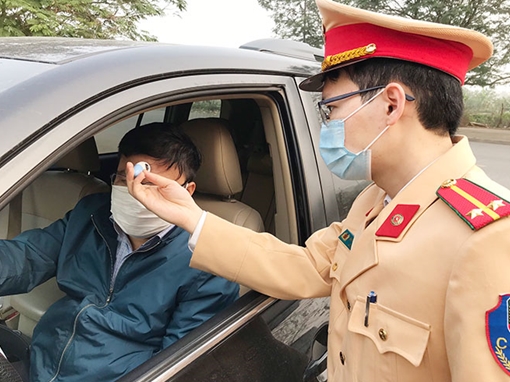 Cục CSGT kiểm tra thân nhiệt cá nhân đến làm việc