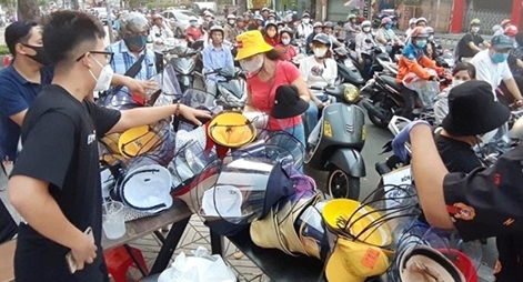 Mũ chống dịch đắt hàng