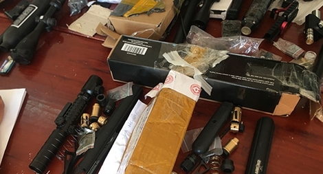 Liên tiếp bắt giữ vụ vận chuyển linh kiện súng qua bưu phẩm