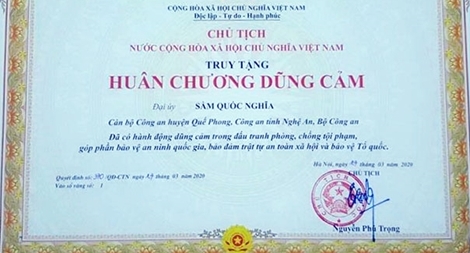 Truy tặng Huân chương dũng cảm cho Đại úy Sầm Quốc Nghĩa