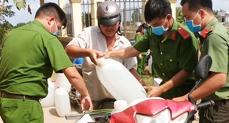 Mát lòng những xe nước ngọt giữa cơn hạn mặn