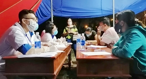 Blouse trắng tình nguyện ra tuyến đầu chống dịch COVID-19