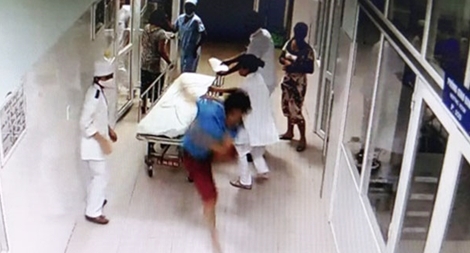 Tạm giam nhóm côn đồ hành hung bác sĩ ở tuyến đầu chống dịch