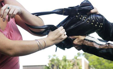 Bắt đối tượng bịt mặt, dùng dao chém người đi đường cướp tài sản