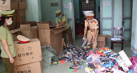 Bắt vụ vận chuyển số lượng lớn đồ chơi trẻ em và súng nhựa nguy hiểm