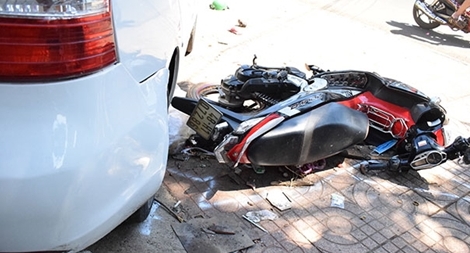 Khởi tố nữ tài xế để ôtô trôi tự do tông chết người