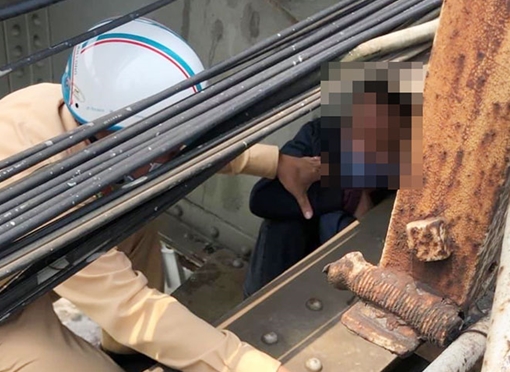 CSGT cứu người đàn ông nhảy cầu Long Biên