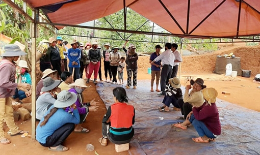 Trượt chân xuống hố chứa nước tưới cà phê, 2 em đuối nước 