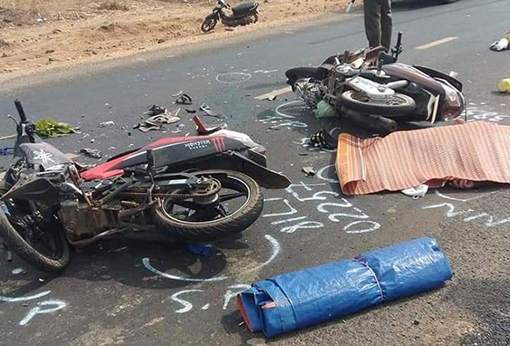 Xe máy đối đầu trực diện, 3 người thương vong