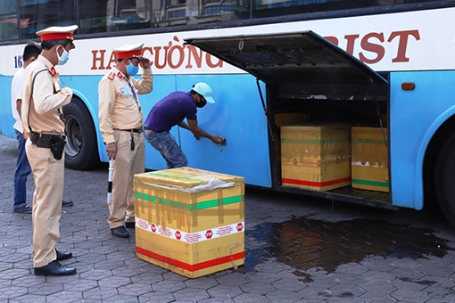 Xe khách vận chuyển 1,5 tấn thịt chó đã bốc mùi