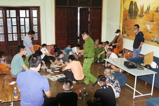 Tạm giữ 15 đối tượng tụ tập xóc bầu cua, thu giữ hơn 100 triệu đồng