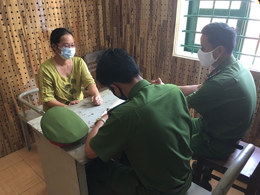 Mang kẹo ra đánh phỏm, thắng thua đổi thành tiền