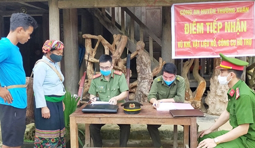 Hiệu quả từ công tác vận động người dân giao nộp vũ khí, vật liệu nổ