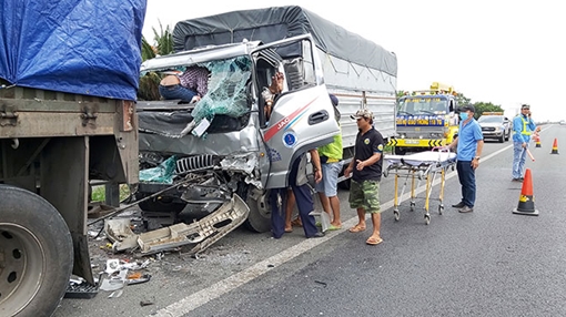 Xe tải tông đuôi xe đầu kéo trên cao tốc TP HCM – Trung Lương