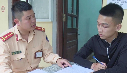 Thanh niên 2k điều khiển xe máy "không bằng tay" bị phạt