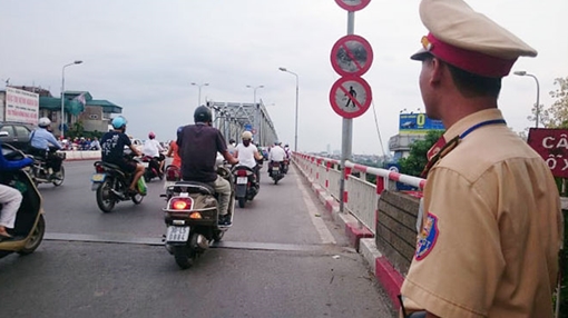 Buồn chuyện gia đình, định nhảy cầu Chương Dương tự tử