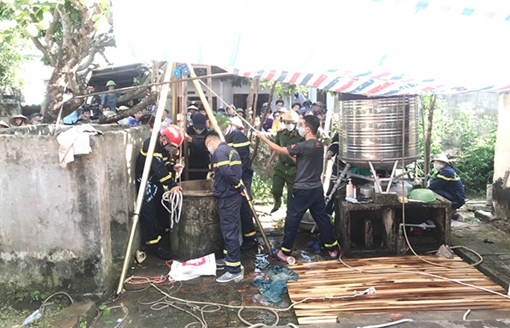 Trục vớt thi thể 2 cha con dưới giếng 