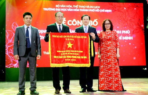 Trường Đại học Văn hóa TP Hồ Chí Minh vinh dự nhận Cờ thi đua của Chính phủ